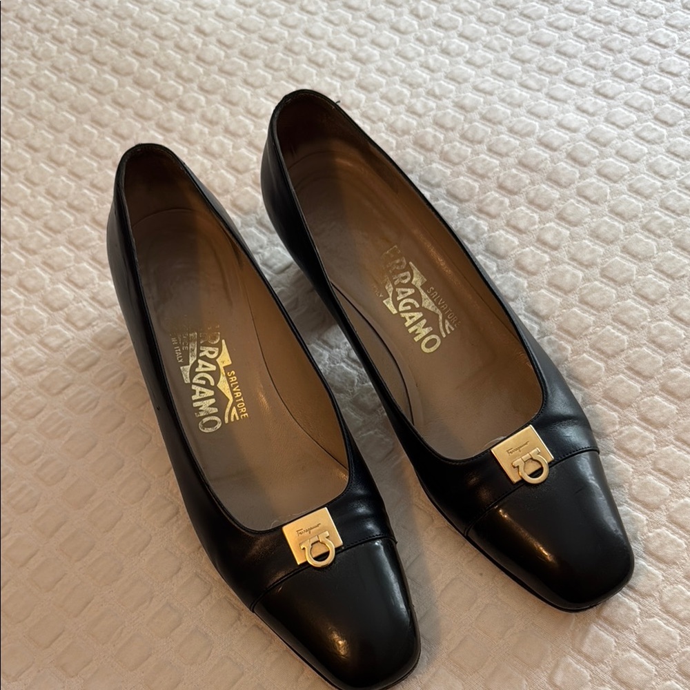 EUC - Salvatore Ferragamo pumps. Navy color. Size 8 B.